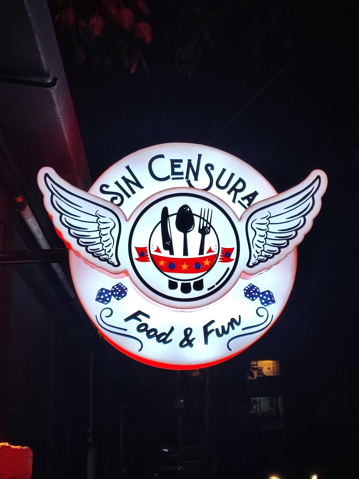 El aviso luminoso de Sin Censura - Food & Fun encendido de noche