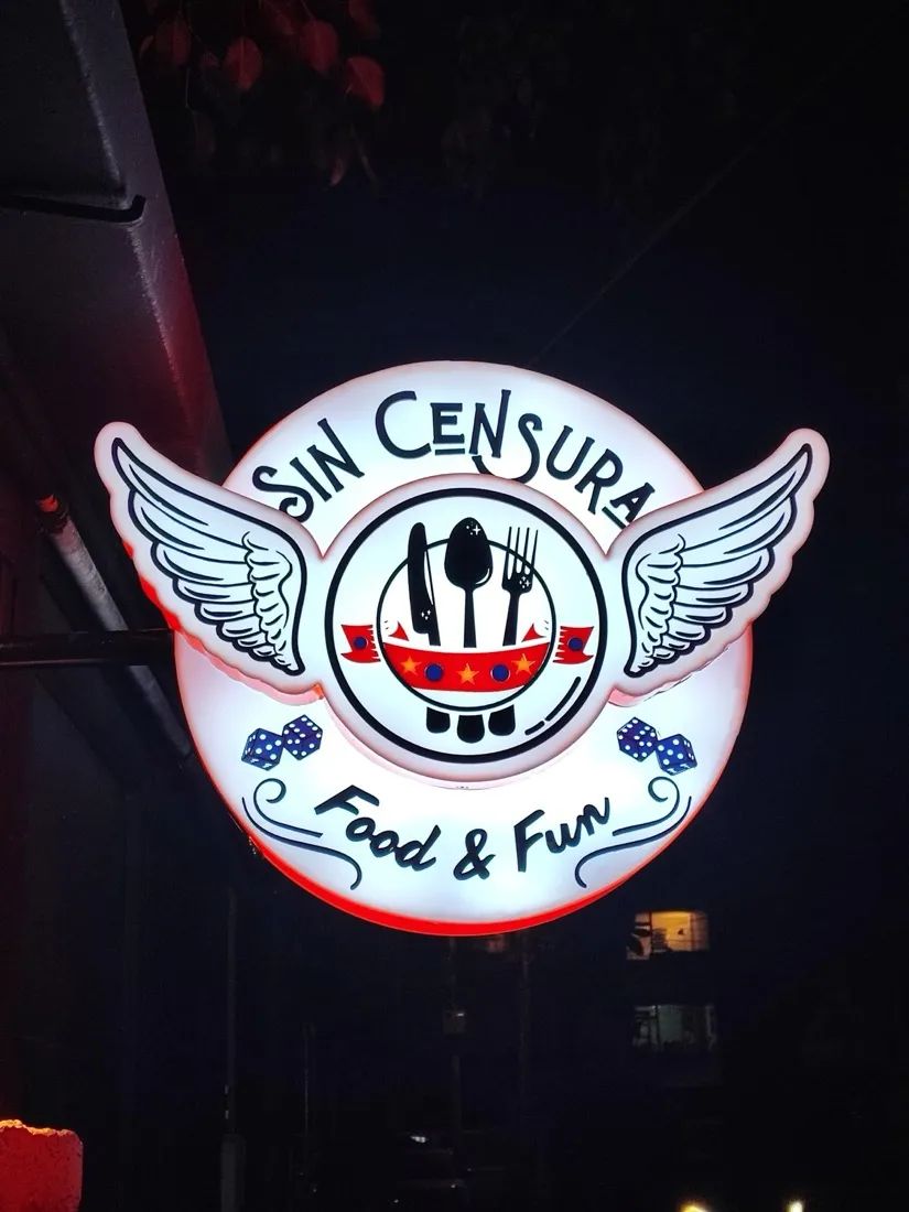 El aviso luminoso de Sin Censura - Food & Fun encendido de noche