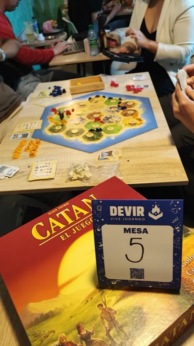 Partida de Catan en una mesa del local