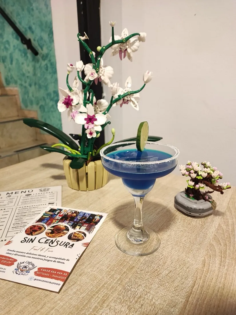 Cóctel azul de la casa servido en copa