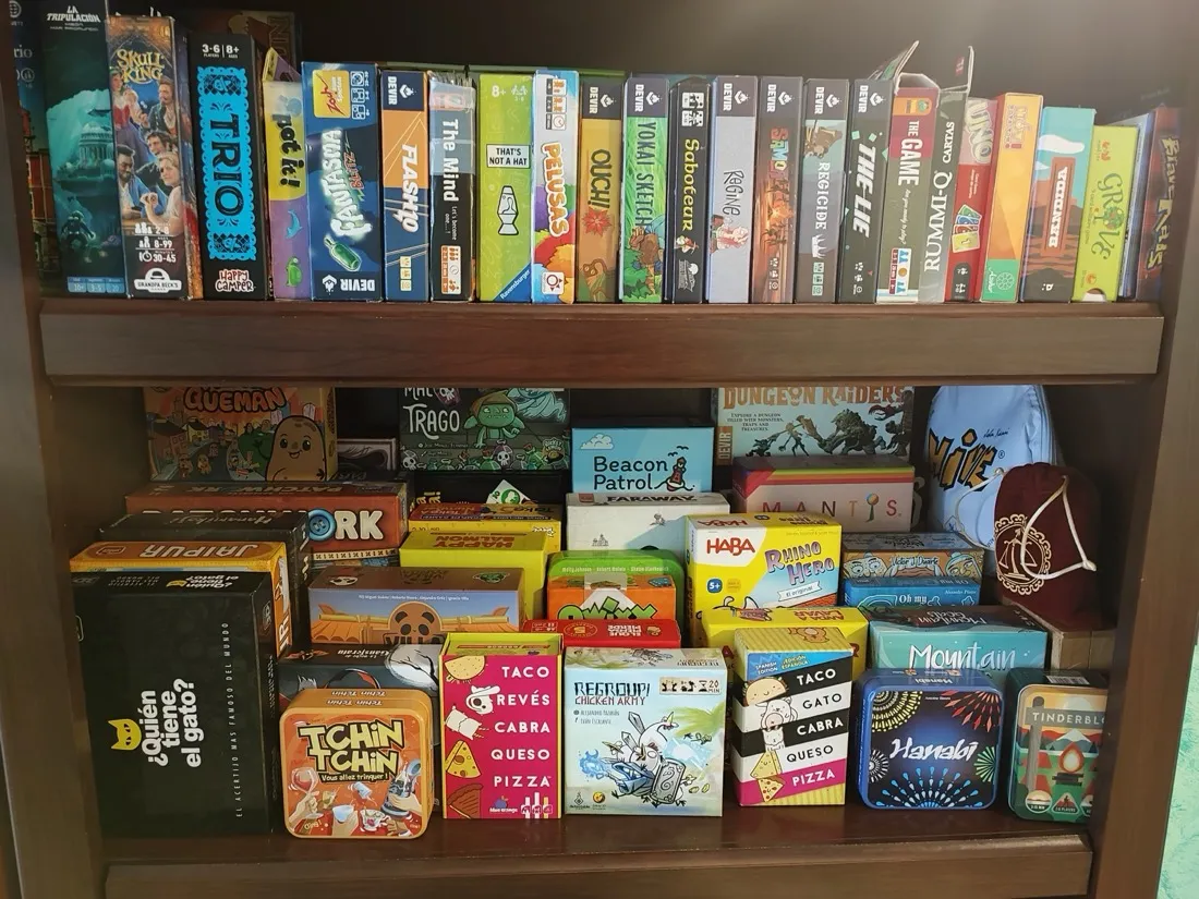Estantería de la ludoteca con parte de la colección de juegos de mesa