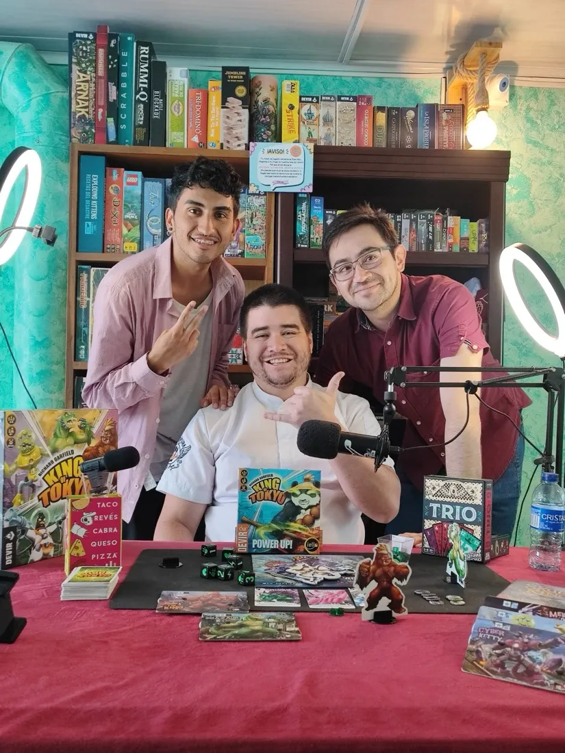 David, Diego y Jhoan en el set de grabación de Sin Censura, rodeados de juegos de mesa