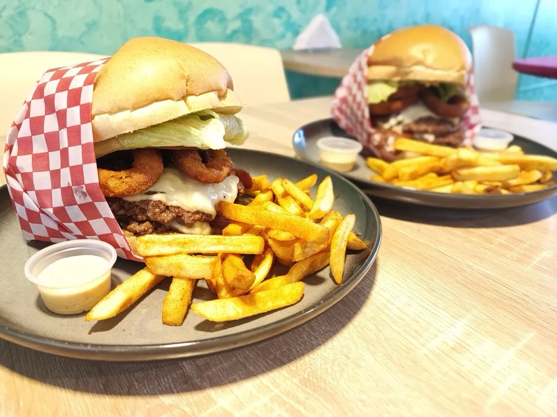 Dos combos de hamburguesa con papas a la francesa del martes de combo