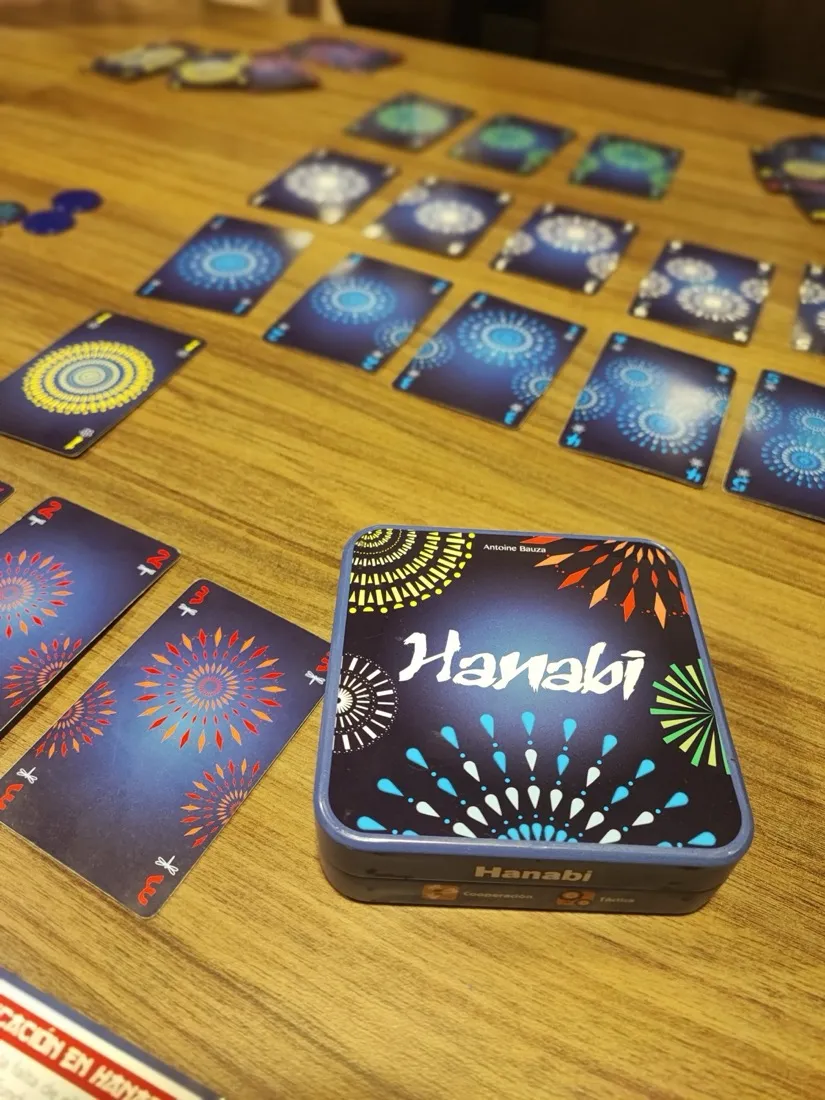 Partida de Hanabi con los fuegos artificiales sobre la mesa