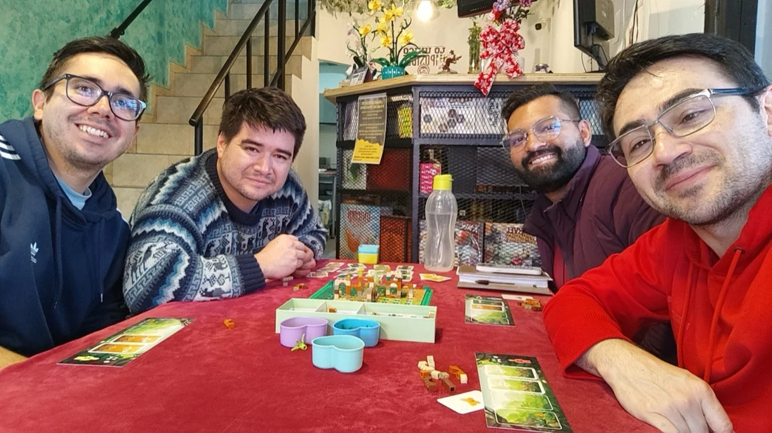 Clientes jugando juegos de mesa en Sin Censura