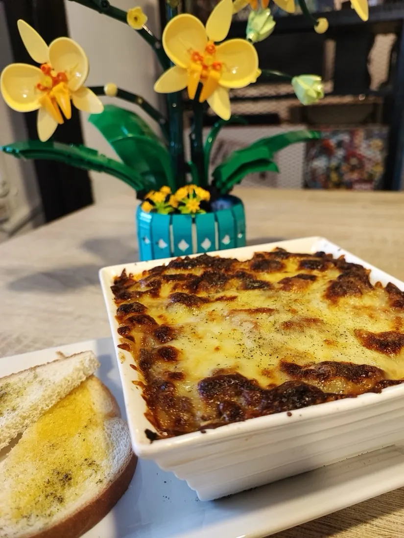 Lasaña gratinada con pan de la casa