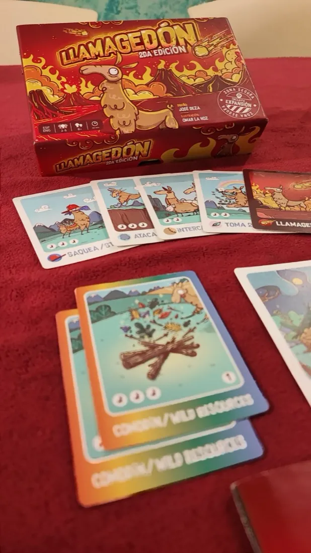 Cartas del juego Llamagedón desplegadas sobre la mesa