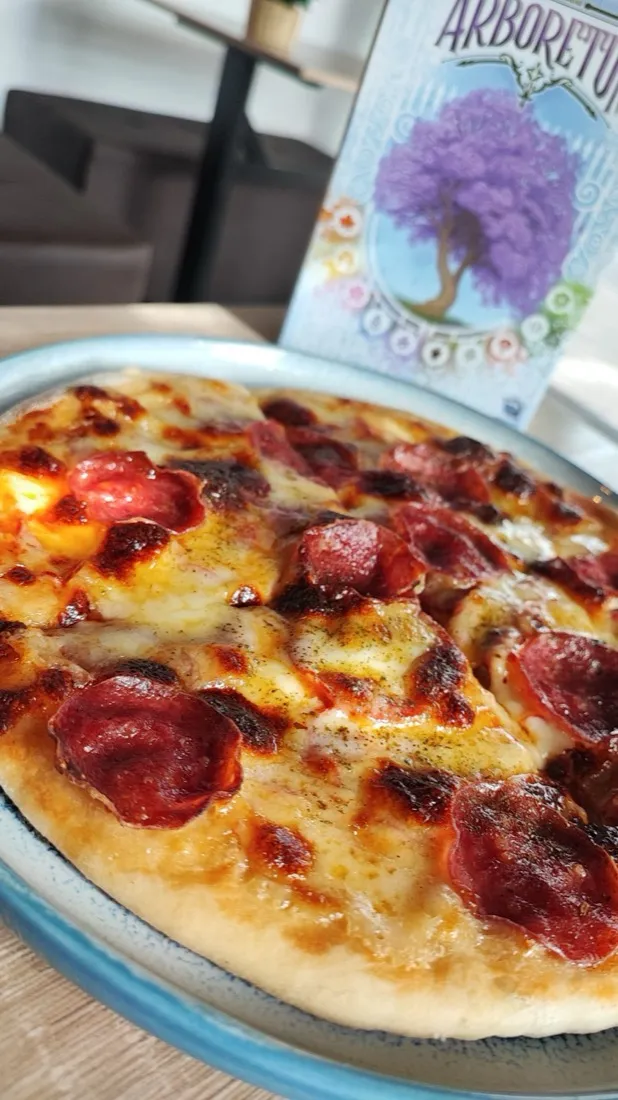 Pizza de pepperoni recién salida del horno de Sin Censura