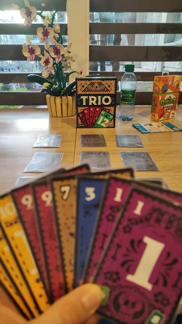 Partida del juego de cartas Trio