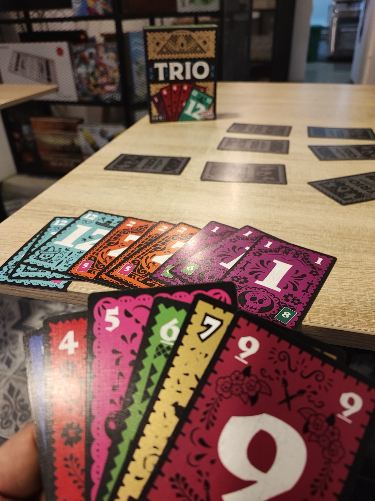 Cartas del juego Trio sobre una mesa de Sin Censura