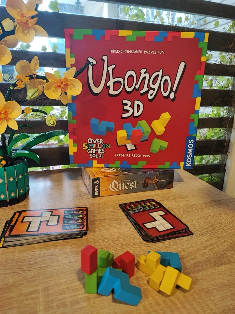 Ubongo 3D con sus piezas de madera listas para jugar